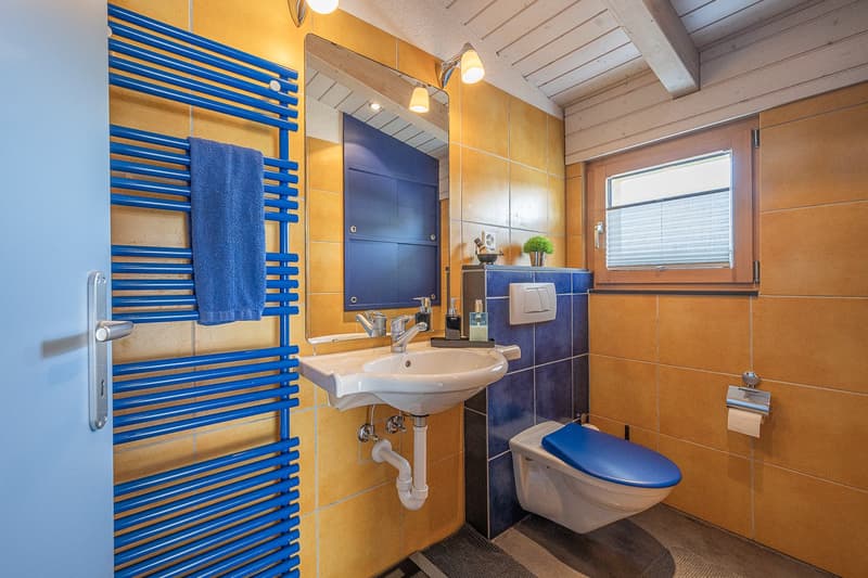 Zusätzliches Badezimmer mit Dusche und WC im Obergeschoss