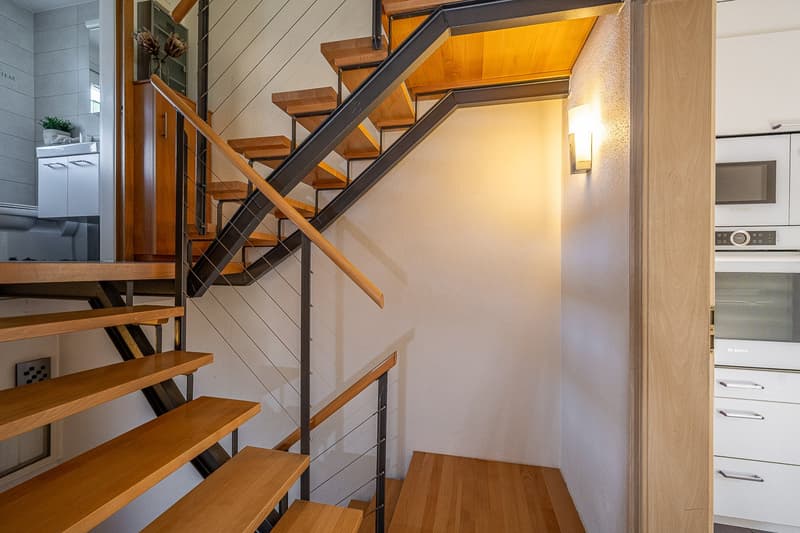 Treppenaufgang mit Blick ins Badezimmer