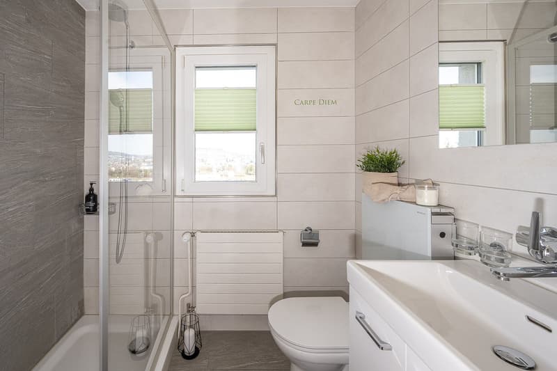 Badezimmer mit Dusche