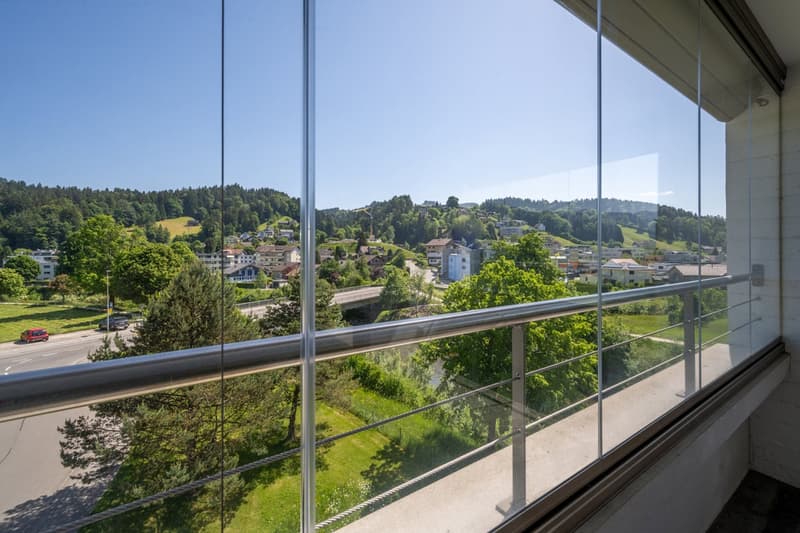 Ampio appartamento di 4.5 locali con balcone e bella vista sulle Churfirsten (9)