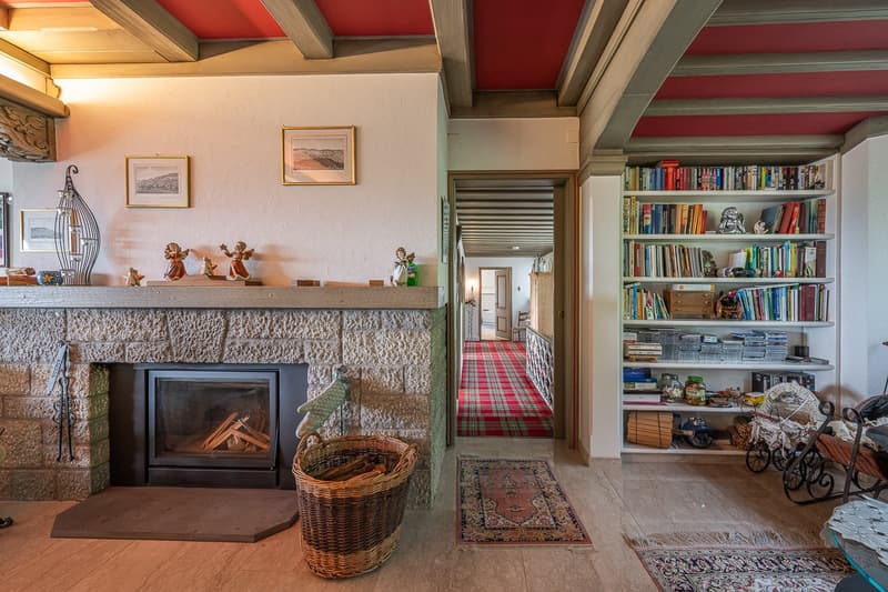 Cheminée mit Gang zu den Zimmern im Haus