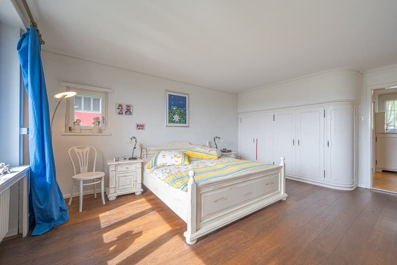 Schlafzimmer im Haus mit Einbauschrank und direktem Ausgang zum Balkon