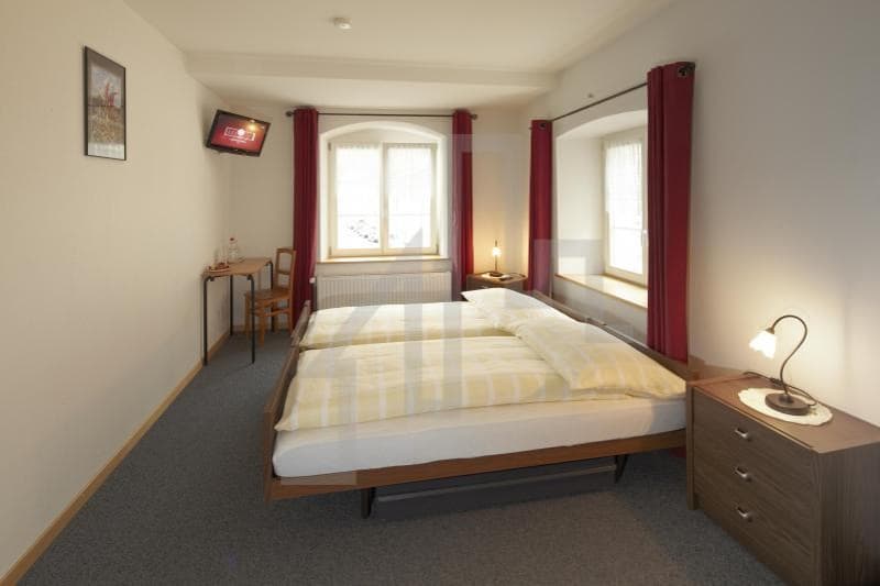 Well-maintained hotel (9)