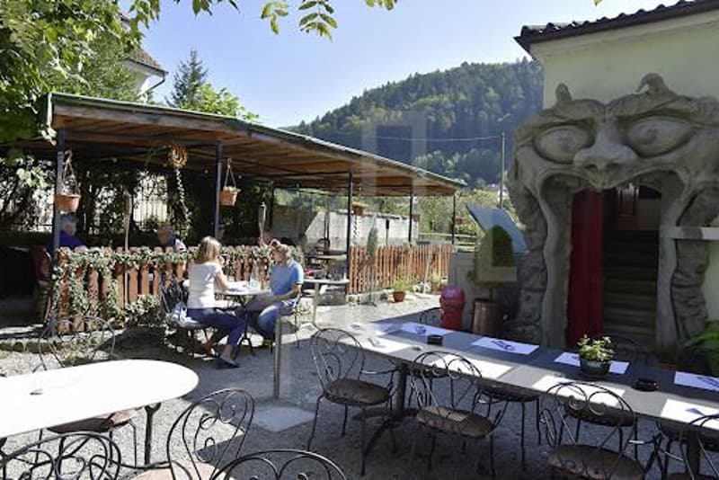 Well-maintained hotel (3)