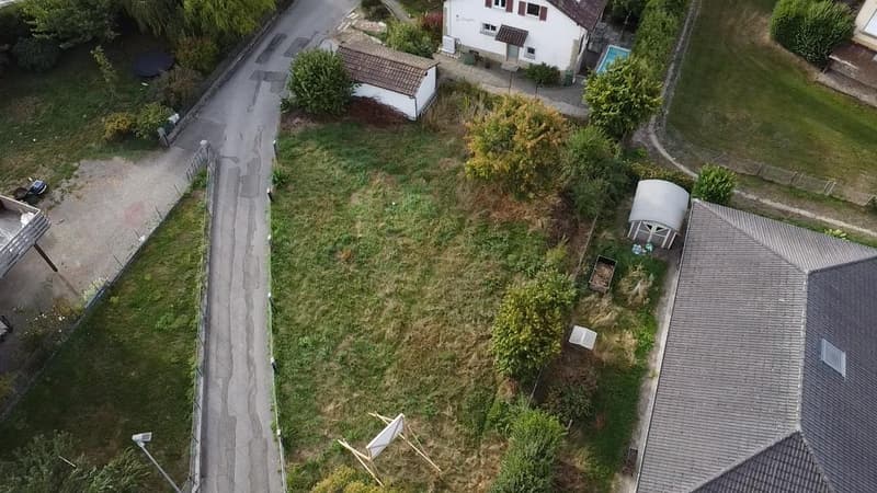 Terrain à bâtir d'env. 500 m² au centre de Courgenay (10)