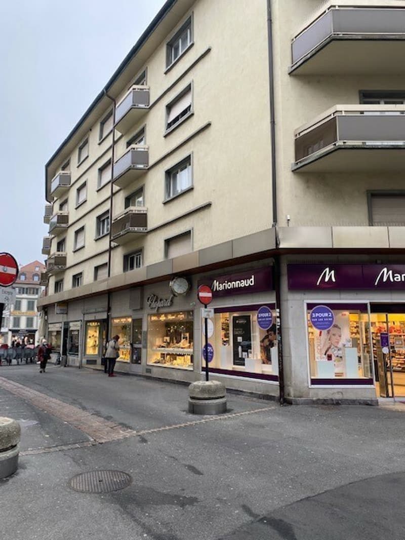 IN AFFITTO SUPERFICIE COMMERCIALE 1110 MORGES (1)