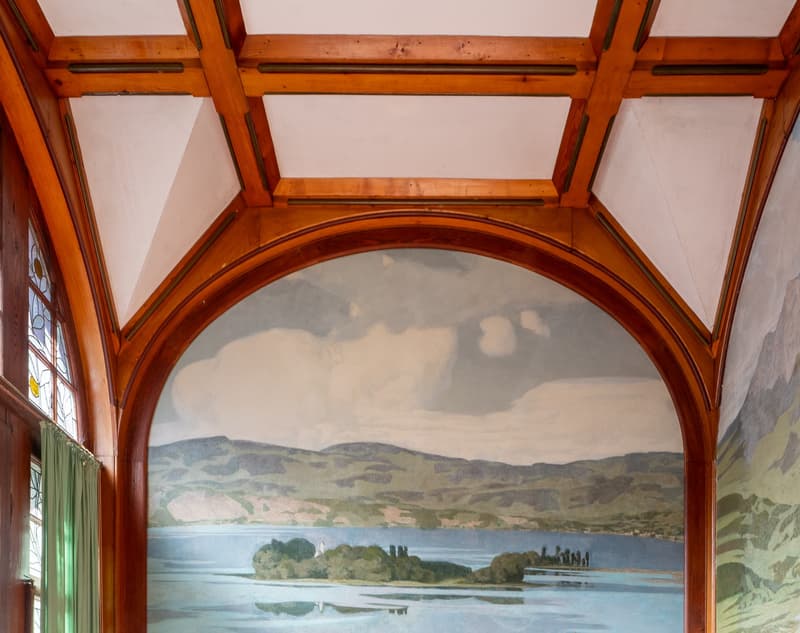 Die einzigartigen Wandmalereien in einem der Nebengebäude spiegeln auf beeindruckende Weise die Geschichte des Anwesens wider.