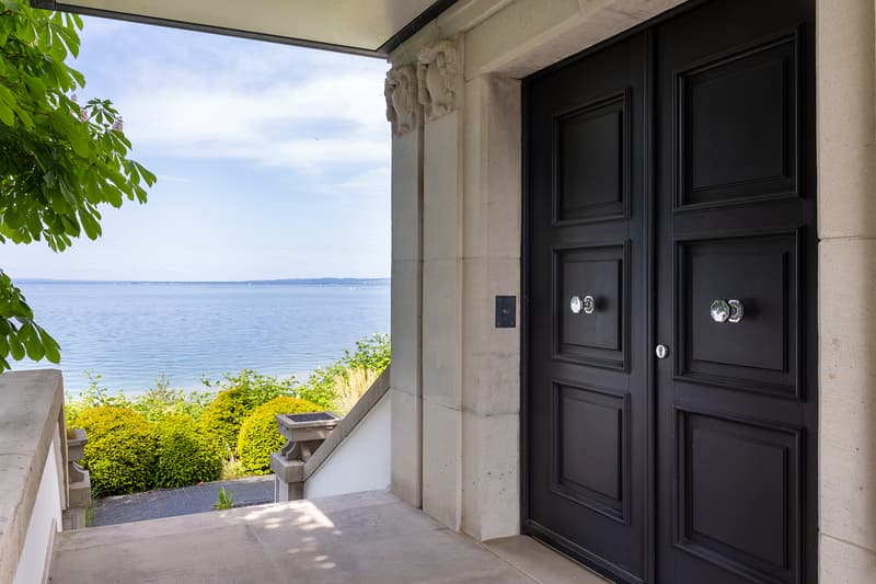 Der repräsentative Hauseingang mit herrlicher Seesicht unterstreicht den exklusiven Charakter dieser außergewöhnlichen Villa.
