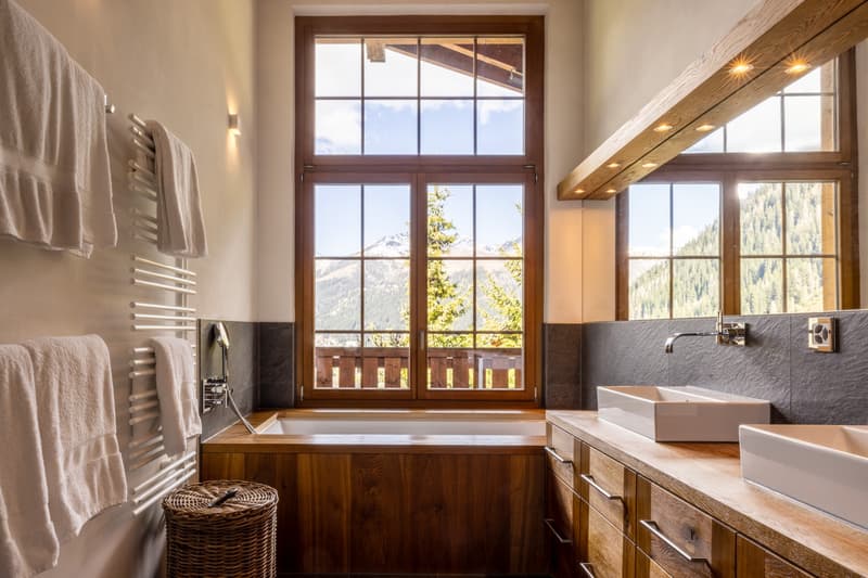 Das Ensuite-Bad überzeugt mit hochwertiger Ausstattung und einem freien Ausblick direkt aus der Badewanne.