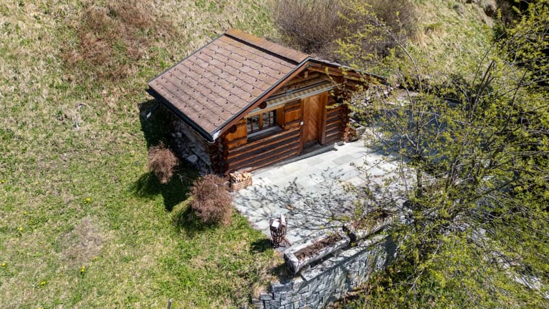 Ein weiterer Rückzugsort inmitten von viel Grün und Ruhe - das Fondue-Stübli bietet Platz für entspannte Nachmittage oder gesellige Aperos in der Sonne.