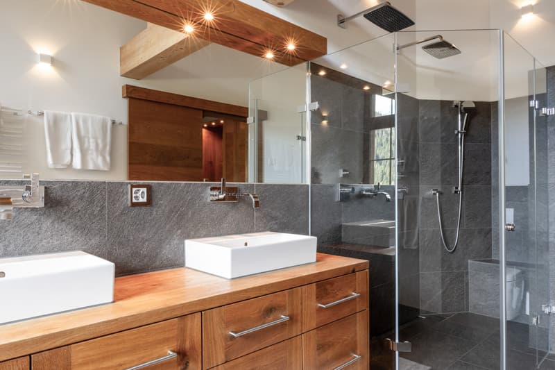 Beide Badezimmer im Obergeschoss verfügen über eine Badewanne, eine Dusche und ein Doppellavabo.