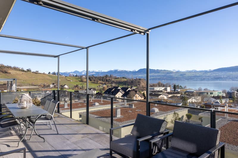 4.5-room attic apartment with breathtaking lake and mountain views. (3)