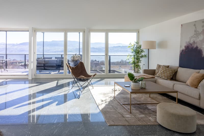4.5-room attic apartment with breathtaking lake and mountain views. (1)