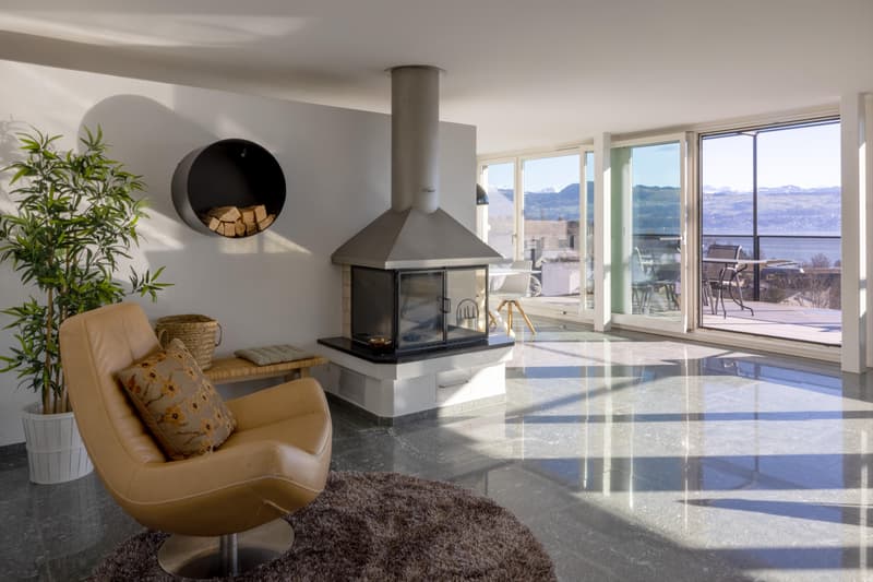 4.5-room attic apartment with breathtaking lake and mountain views. (2)