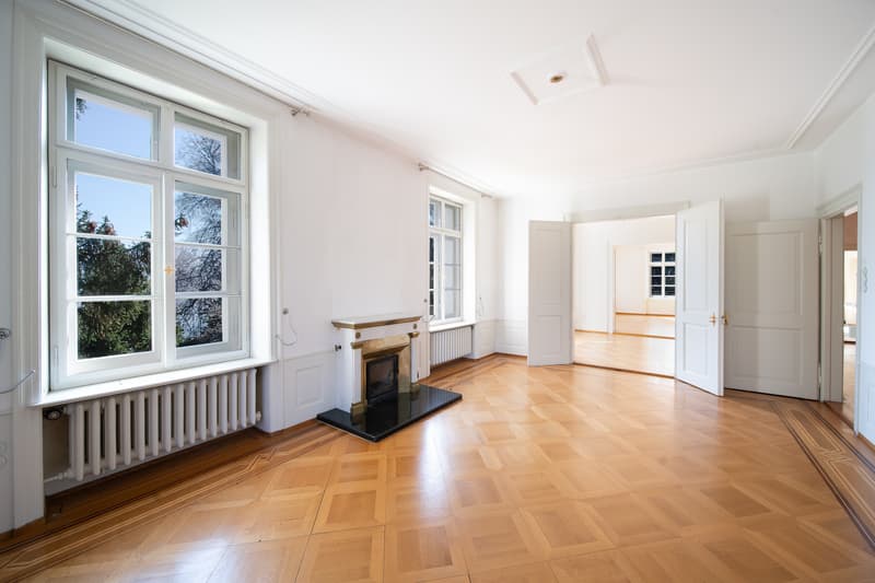 Hohe Decken und grosszügige Fenster sorgen für lichtdurchflutete Räume.