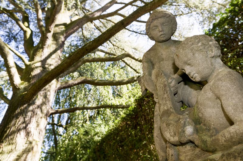 Der weitläufige Garten im parkähnlichen Stil lädt zum Verweilen ein.