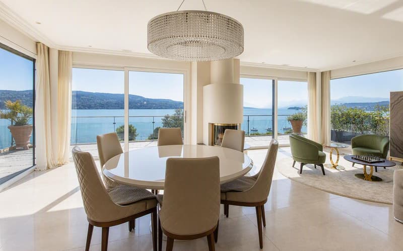 Der grosszügige Wohn- und Essbereich begeistert mit einer spektakulären Weitsicht über den Zürichsee und die majestätische Alpenkulisse.