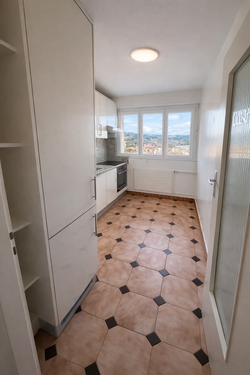 Charming 3.5-room apartment with panoramic view - First month's rent offered! (3)