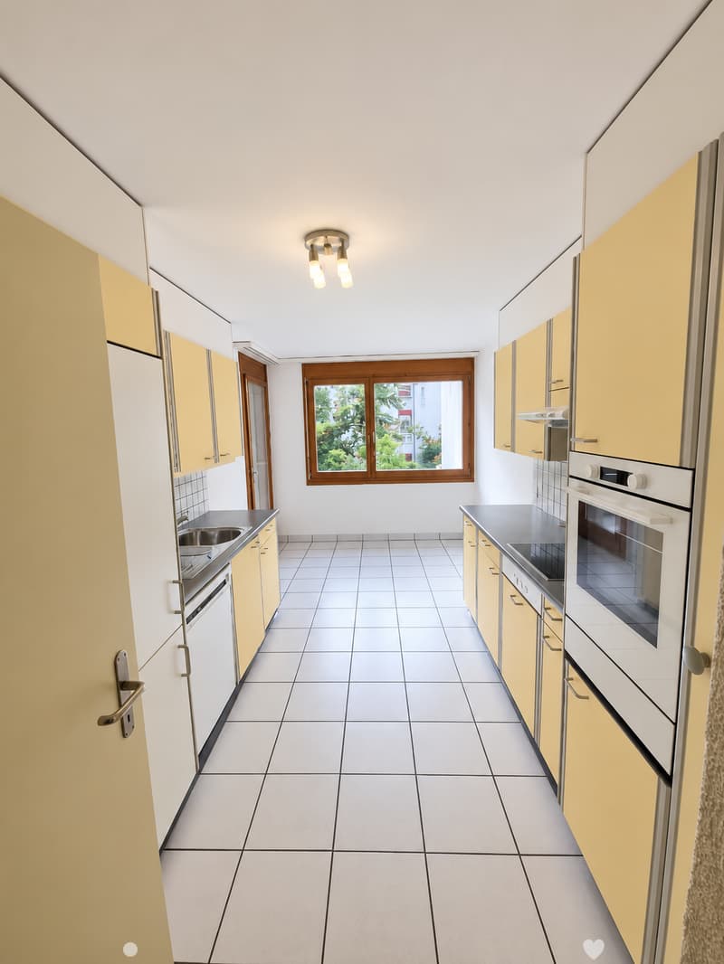 Helle 4.5-Zimmer-Wohnung mit Balkon und Garage in Biel – ab sofort verfügbar! (3)