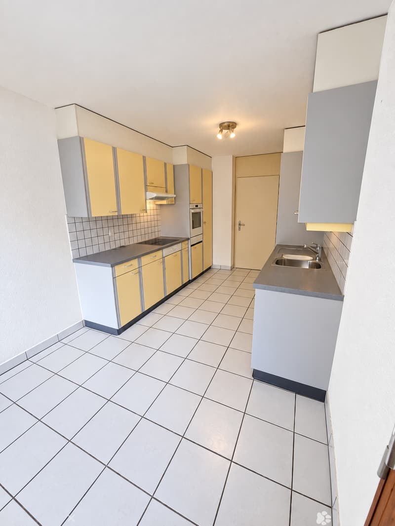 Helle 4.5-Zimmer-Wohnung mit Balkon und Garage in Biel – ab sofort verfügbar! (2)
