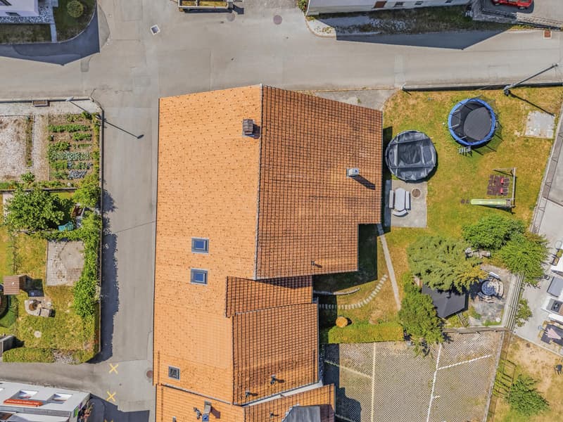 Village house with 3 apartments and garden as well as land potential (2)