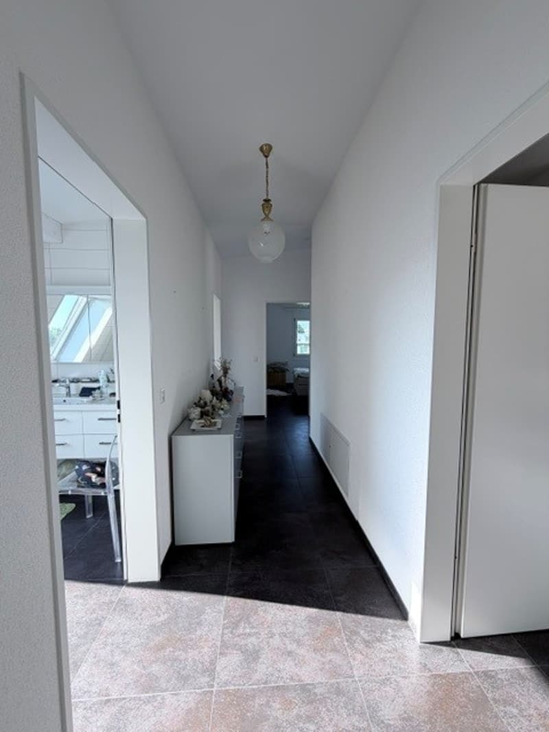 Appartamento mansardato di 3,5 locali luminoso sulla strada principale a Reinach (8)