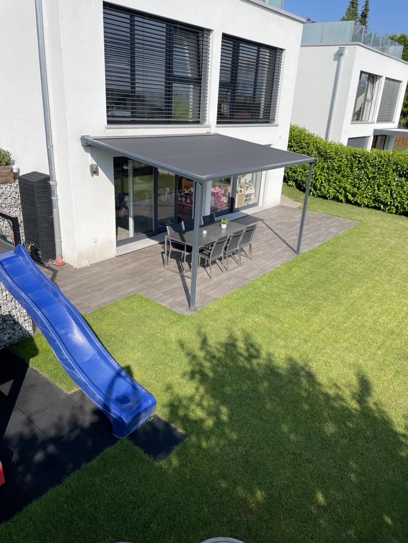 Vista, Giardino e Comfort: Casa Familiare a Le Pâquier (2)