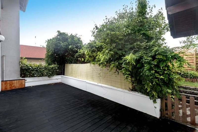 Rental property with 3 apartments and great development potential (12)