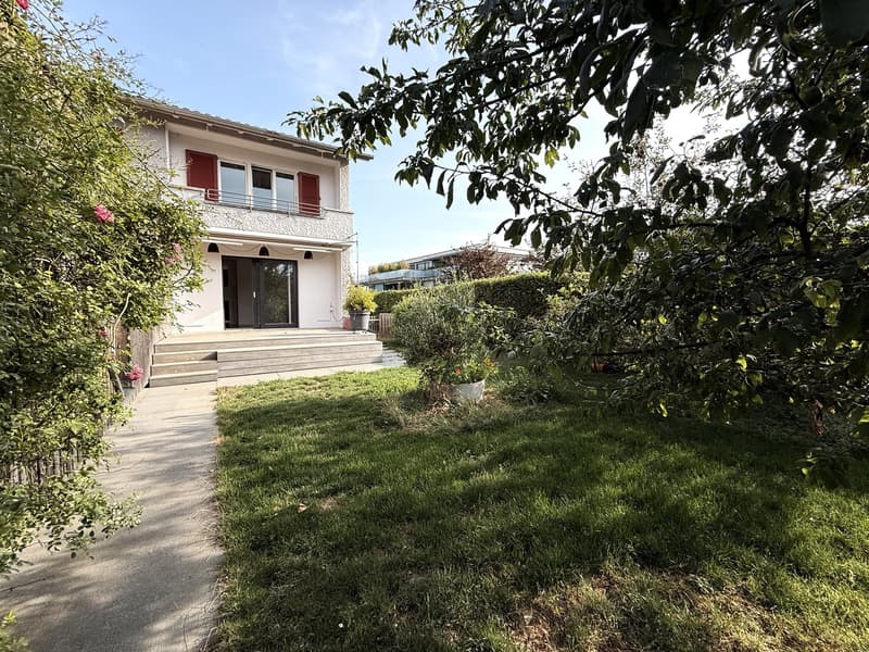 Stilvoll modernisiertes Doppeleinfamilienhaus mit hochwertigem Ausbau, Garten und viel Wohnqualität (1)