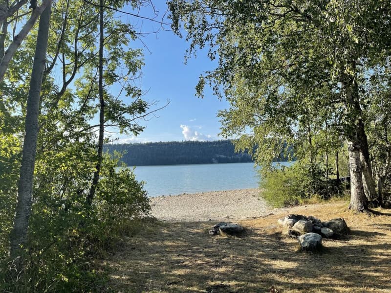 The privilege of a first line facing the lake (16)