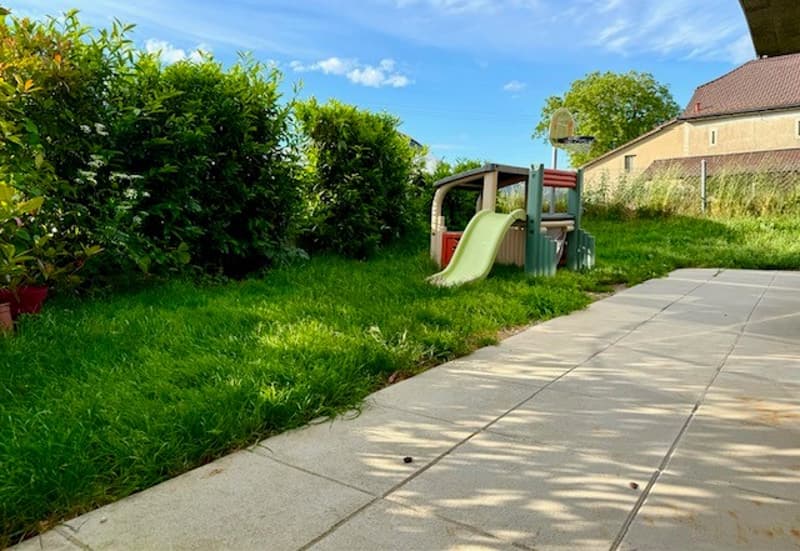 Ampio appartamento di 5.5 locali con giardino privato a Coffrane (5)