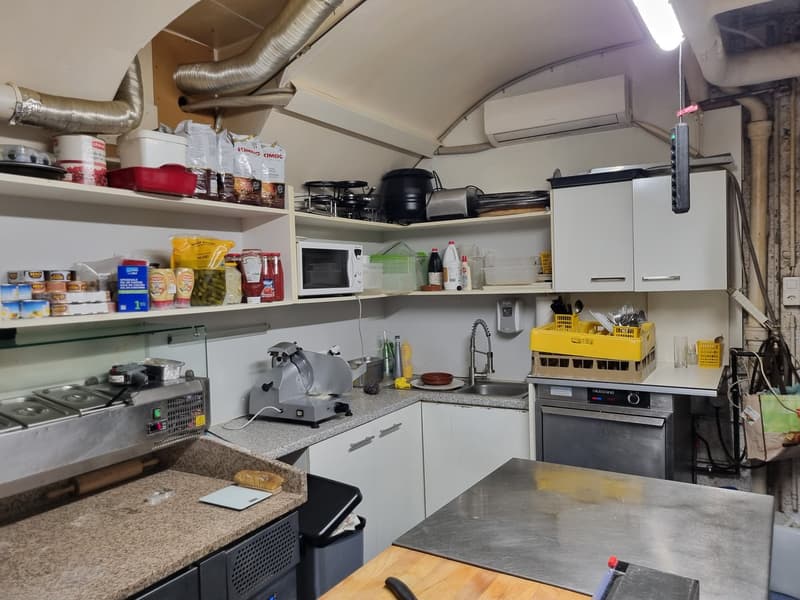 DA ACQUISTARE: BEL RISTORANTE nel cuore di Bovernier (6)