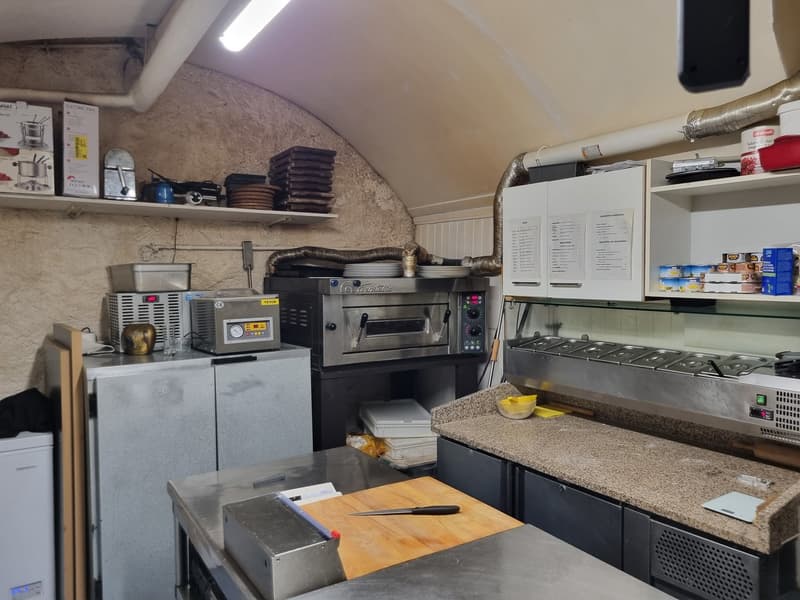 DA ACQUISTARE: BEL RISTORANTE nel cuore di Bovernier (5)