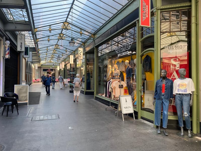 Sales area in prime location! (2)
