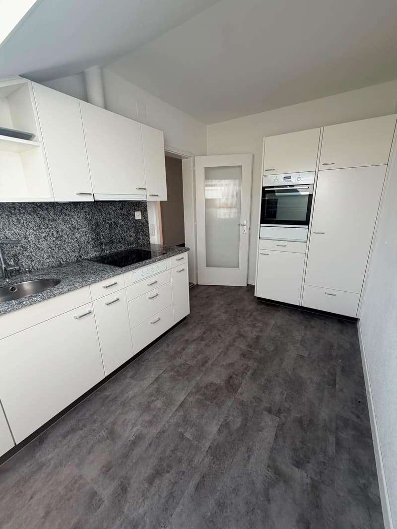 Helle 4-Zimmer-Wohnung mit Balkon und Weitsicht bis zu den Alpen (2)