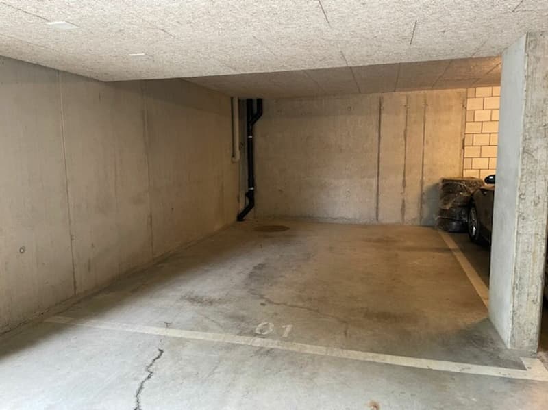 Very wide parking space (2)