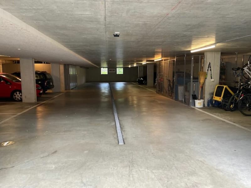 Very wide parking space (3)