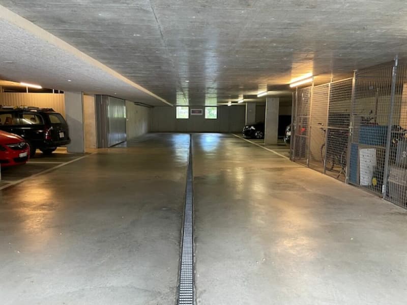 Very wide parking space (1)