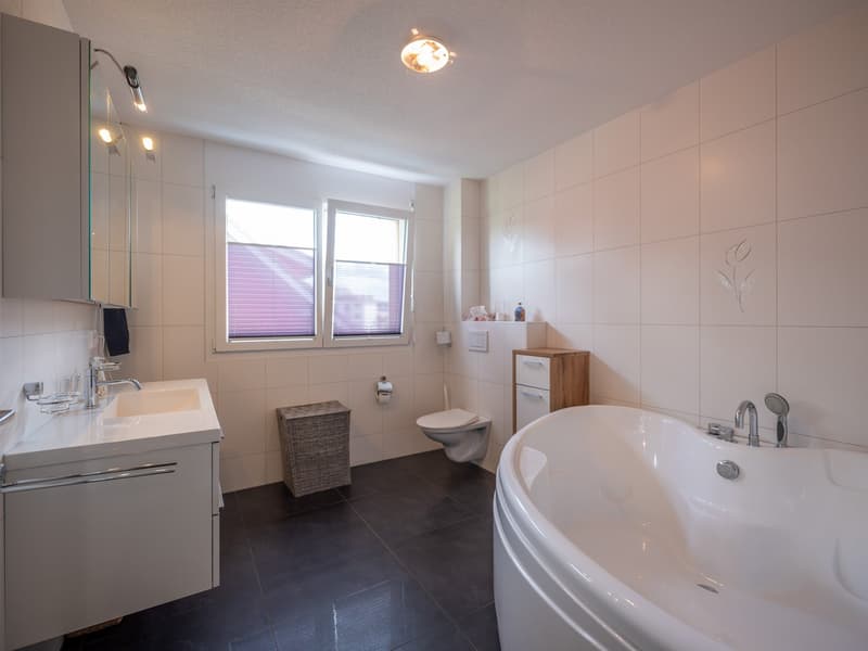Appartement maisonnette moderne 4,5 pièces avec poêle suédois et grand balcon (16)