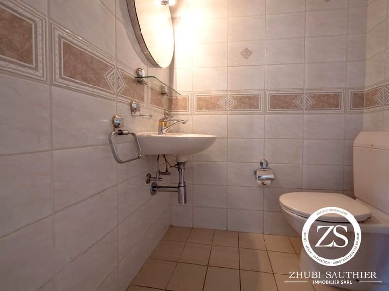small bathroom with sink, mirror, and toilet