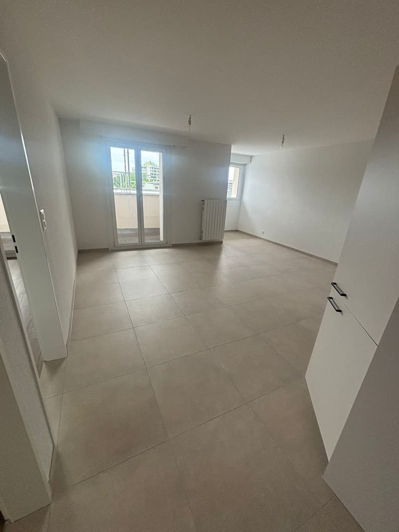 Charmant appartement en attique de 3.5 pièces à Chavannes-près-Renens (2)
