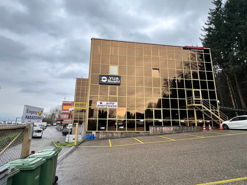 Gold and brown building, name plate reads Yua Sushi, sign reads Auto-Spritzwerk