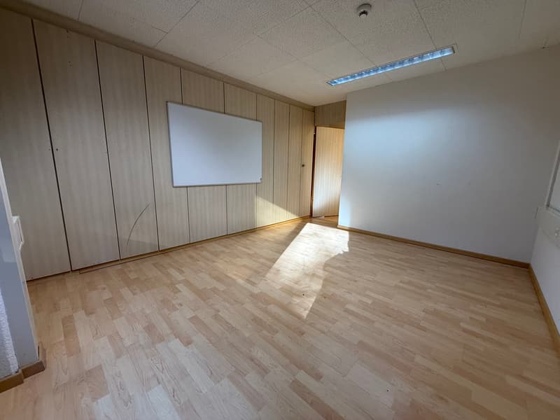 Exklusive Büroräumlichkeiten mit schönem Ausblick in Freienbach (9)