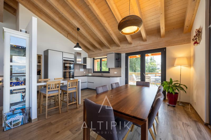 Un chalet récent (2021) avec les Alpes en toile de fond (1)