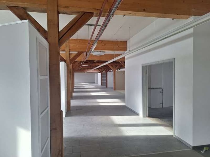 empty room, wooden beams, white walls, tiled floor