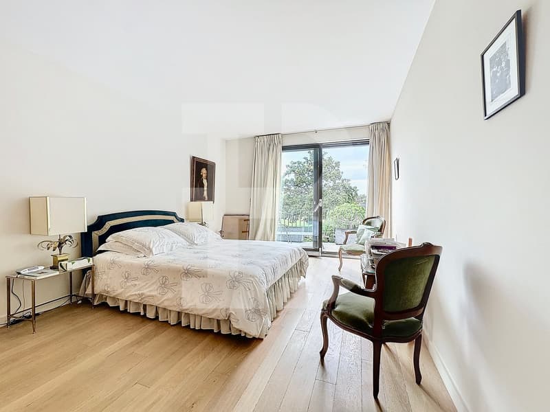 Chambre à coucher avec Salle de bains attenante