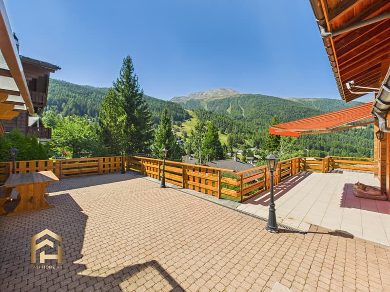 Elegant chalet with two independent apartments and a magnificent view (10)