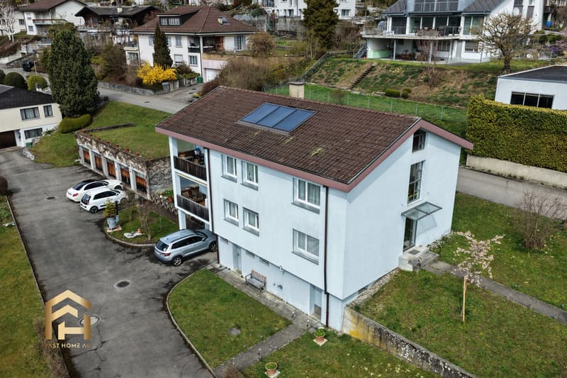 Attraktives Zweifamilienhaus mit Grünfläche und Nebengebäuden (1)