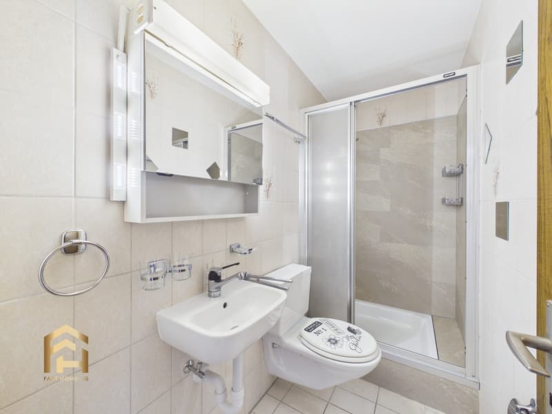 Badezimmer mit Dusche
