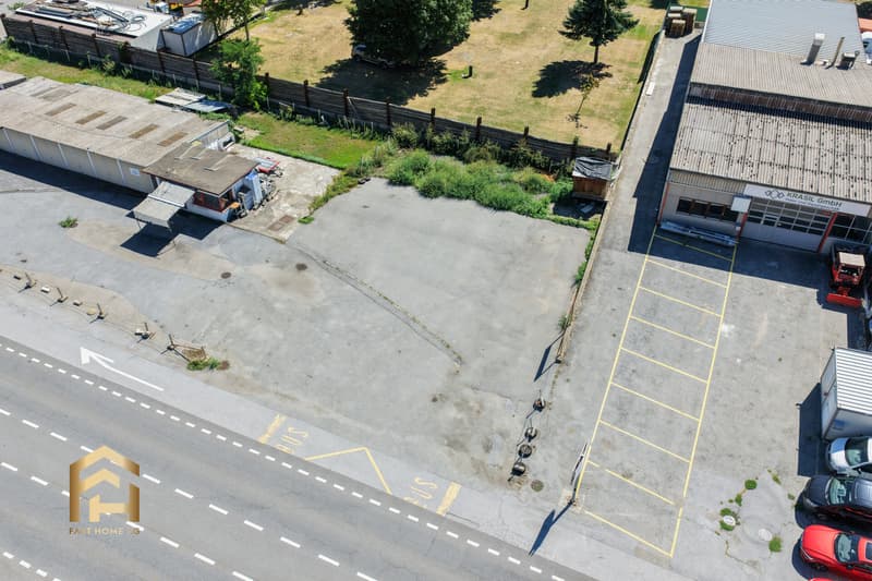 Grosser Gewerbeplatz im Freien an der Kantonsstrasse (3)